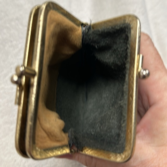 VINTAGE BLACK LEATHER CIGARETTE / COIN CASE, GOLD METAL CLOSURE - Picture 3 of 7